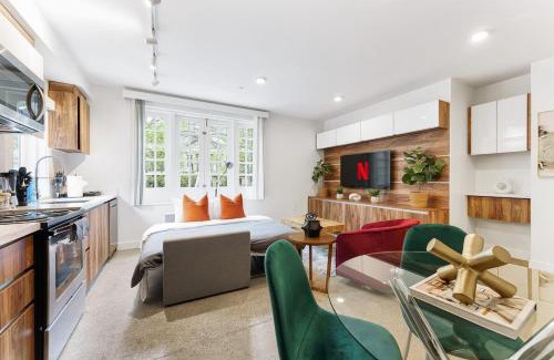 Downtown Vancouver Apartment | Designer Cozy Condo in Vibrant West End Downtown
