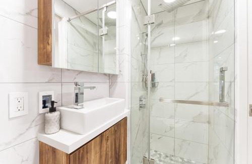 Downtown Vancouver Apartment | Designer Cozy Condo in Vibrant West End Downtown