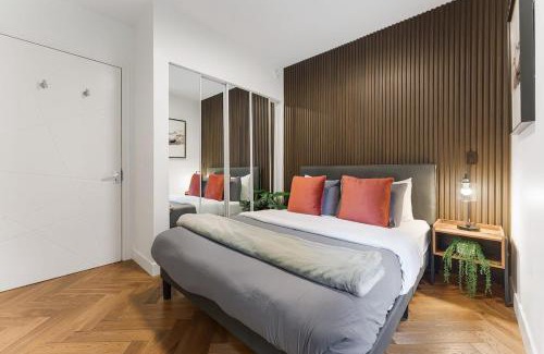 Downtown Vancouver Apartment | Designer Cozy Condo in Vibrant West End Downtown