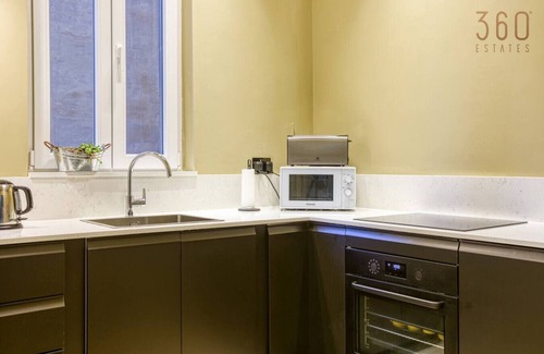 Sliema Apartment | Designer finish, 2BR home with Smart TV & WIFI