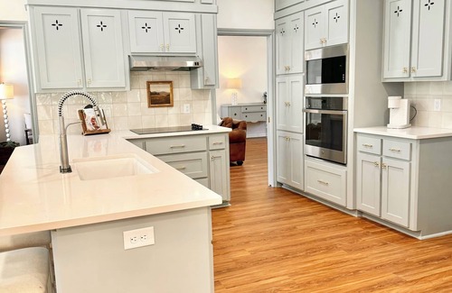 Wellborn House | Designer home on 10 private acres in College Station! Perfect for gatherings!
