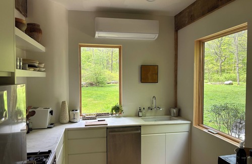 Patterson House | Designer home on a stream with AC and WiFi in Patterson