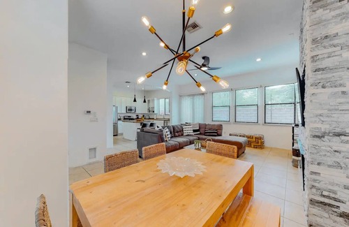 Tucson House | Designer Snowbird friendly home W/WiFi, enclosed yard & patio, W/D, AC & pooln