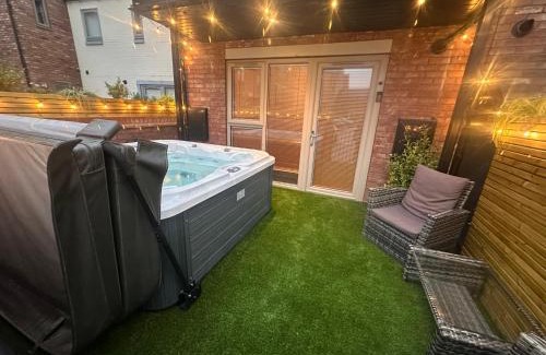 Hull House | Designer Townhouse with Hot Tub, Balcony and Bronze Sculptures