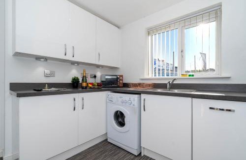 Smethwick House | Detached 3 Bedroom House - Gaerden - Parking - Top Rated - Netflix - Wifi - 98C