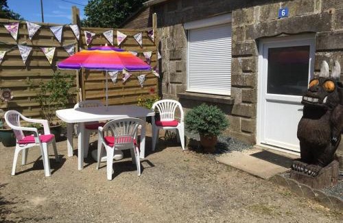 Plumeliau Apartment | Detached cottage on the edge of town