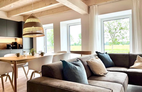 Altfunnixsiel Apartment | Detached, family-friendly Gulfhof farmhouse with terrace and large garden in