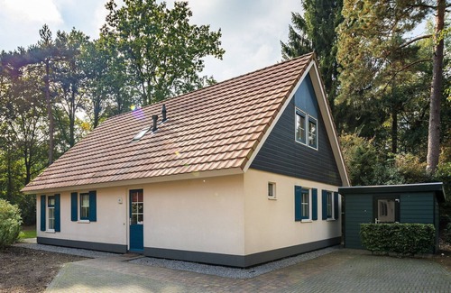 Hooghalen House | Detached group accommodation for 12 persons