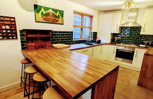 Manchester Cottage | Detached house in Whalley Range with gated parking, close to city centre