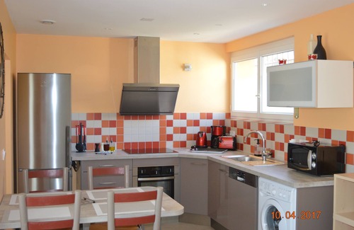 Merindol House | detached house with heated pool in South Luberon village