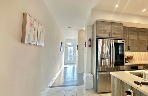 Thorold House | Detached loft bunglow: 3BR/3BA nr Niagara Falls, Welland Canal & NOTL sights
