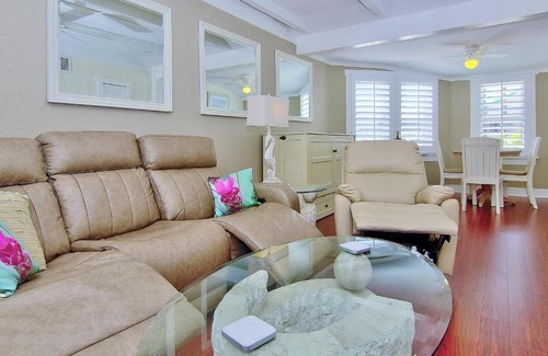 Treasure Island Hotel | Detlow's Treasured Cottages 3