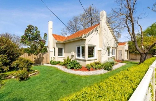 Lake Wendouree House | Devon by the lake - A bright light filled home right in the heart of Ballarat