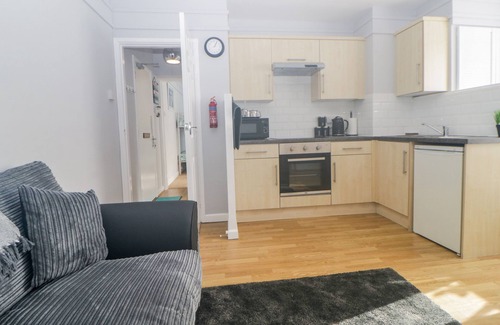 Paignton Cottage | DEVON SEASIDE APARTMENT, family friendly, with pool in Paignton