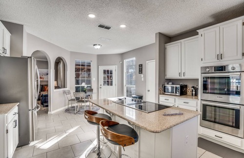 South Arlington House | DFW Fun ~ Heated Pool/Spa ~ Airport/Six Flags/UTA- Great for Large Groups