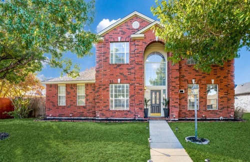 South Arlington House | DFW Fun ~ Heated Pool/Spa ~ Airport/Six Flags/UTA- Great for Large Groups