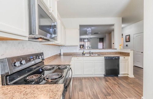 Dallas Apartment | DFW Oasis! Near Reunion Tower - Great for Groups!