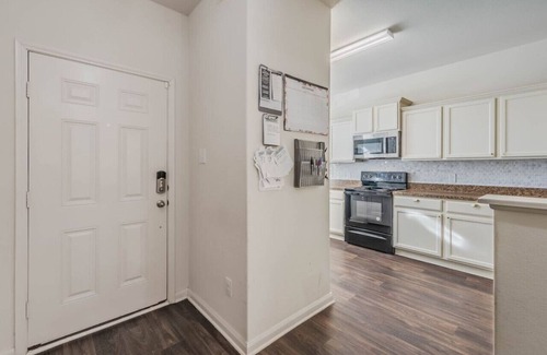Dallas Apartment | DFW Oasis! Near Reunion Tower - Great for Groups!