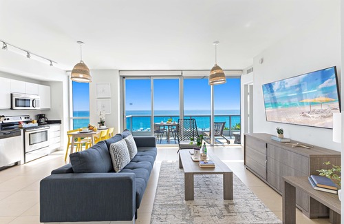 North Beach Apartment | Dharma Home Suites Miami at Monte Carlo