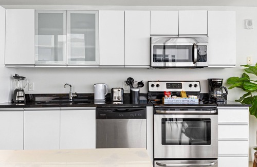 North Beach Apartment | Dharma Home Suites Miami at Monte Carlo