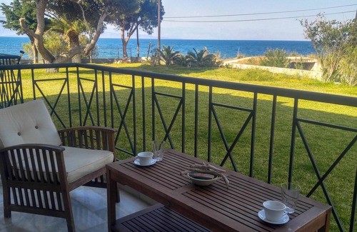 Sarakiniko Apartment | Diakopto beachfront, comfort 2BR apartment (Punda Beach) -unit1-