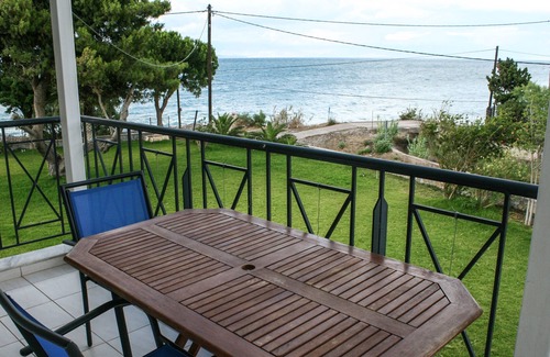 Sarakiniko Apartment | Diakopto beachfront, extra comfort 2BR apartment (Punda Beach)