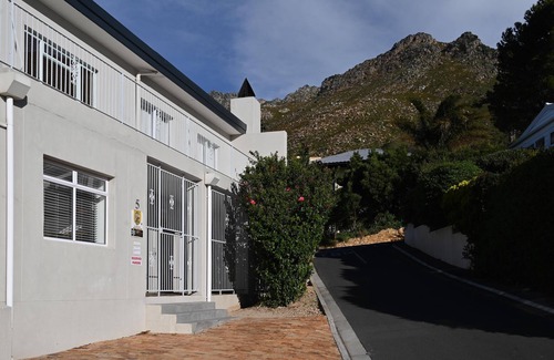 Gordons Bay Central Apartment | Die Brandhuis - Super close to the beach!