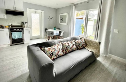 Golden Gate House | Diego's Blue guest house in Naples area.