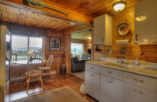 Rangeley House | 🐾Digby's Overlook - Small cabin just minutes from downtown Rangeley, dog friendly
