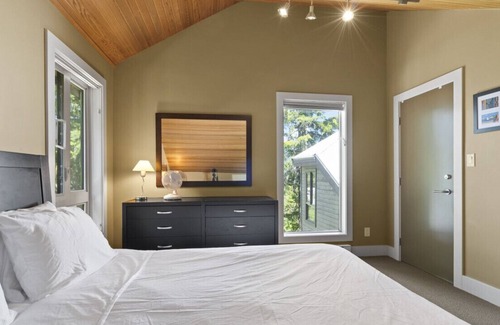 Whistler Cay Heights House | Digital nomad's heaven near village