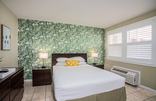 St. Augustine Hotel | Digital Retro Boutique Hotel - Wheelchair Accessible Single Queen Near Downtown St. Augustine & the Beach