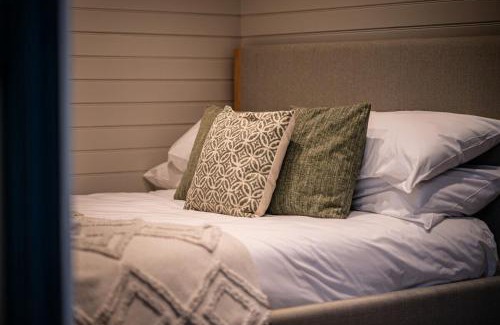 Llangollen House | Dinas Lodge with private hot tub