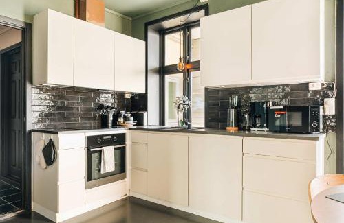 Bergenhus Apartment | DINBNB Apartments l Balcony & Sea Views l 800 m to Bryggen