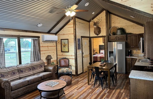 Glen Rose Cabin | Dinosaur Valley RV Park Cabin 6