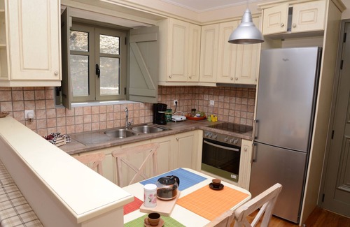 Livadi Villa | DIO GUESTHOUSES VILLA PARNONAS 3 B/R WITH PRIVATE GARDEN AND SWIMMINGPOOL