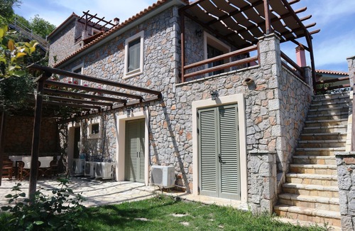 Livadi Villa | DIO GUESTHOUSES - VILLA VIGLA 3 B/R VILLA WITH PRIVATE GARDEN AND SWIMMING POOL