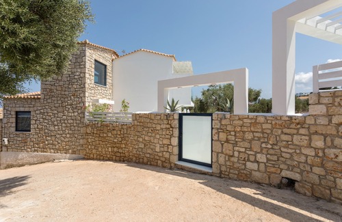 Skinaria Villa | Dion Villa - Pool & Jacuzzi - Sleeps 4 - Zakynthos