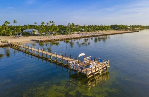 Islamorada House | Dip Your Toes In The Sand! Beachfront, Pool, Near History of Diving Museum