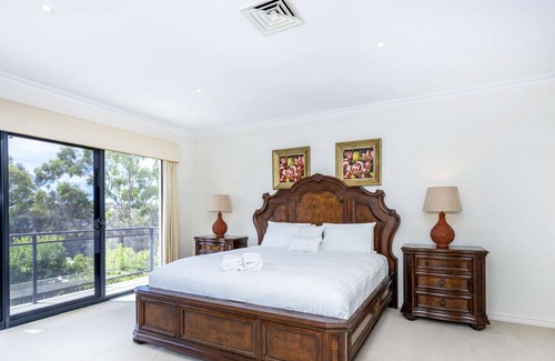 Ascot House | Direct access to the Swan River, pool & theatre room. Free WIFI and parking.