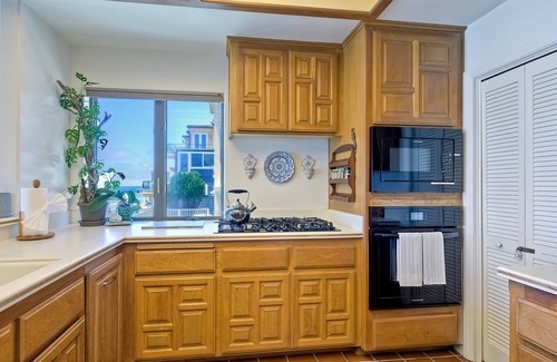 Carlsbad Village Apartment | Direct Beach Access + Views – Carlsbad 2BR Upper Unit