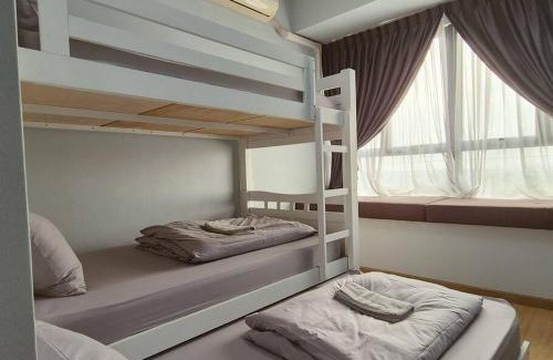 Central District Apartment | Direct mall access & beach - Large group 8 pax