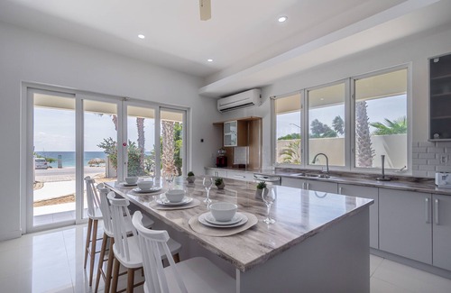 Malmok Villa | DIRECT OCEAN FRONT Villa w/Private Pool! Boca Catalina MALMOK!