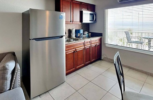 East Daytona Condo | Direct Ocean Views, Clean & Cozy Studio – Walk to Dining & Beach Fun