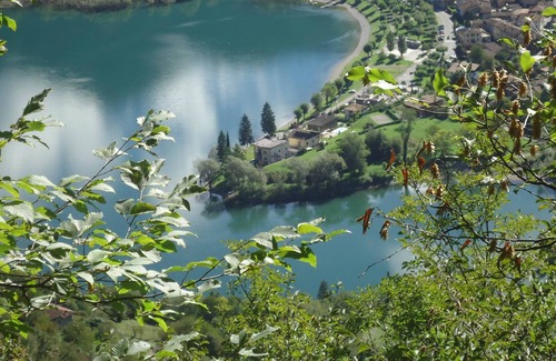 Idro Apartment | DIRECTLY ON THE BEACH/LAKE, up to 4 people, pool, garden and fantastic views