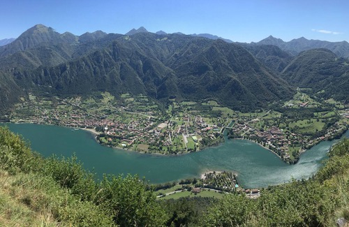 Idro Apartment | DIRECTLY ON THE BEACH / LAKE, apartment up to 4 people, small pool, garden, wide view