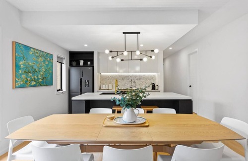 Cowes House | Discover a Spacious Modern Gem near The Esplanade