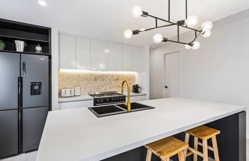 Cowes House | Discover a Spacious Modern Gem near The Esplanade