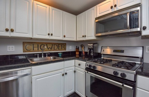 Boothbay Harbor House | Discover Boothbay Harbor Marine just steps away