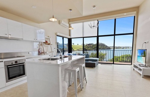 Kalimna House | Discover coastal living perched on the tranquil edge of the glistening waters