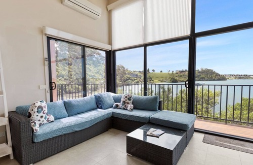 Kalimna House | Discover coastal living perched on the tranquil edge of the glistening waters